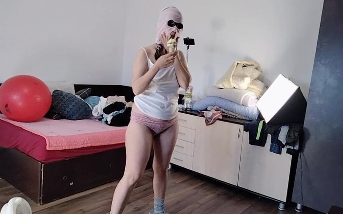 Amateur_MS: Istri amatir bersenang-senang mencoba pakaian dan pemotongan.