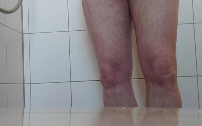 Carmen_Nylonjunge: Kencing di kamar mandi pagi-pagi
