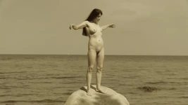 Nuda sulla spiaggia del Mar Baltico