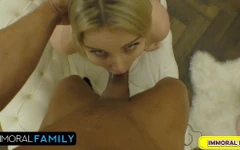Eliza Eves, blonde au gros cul, se fait baiser par son beau-père après que son beau-fils lui éjacule dessus ! Partie 1