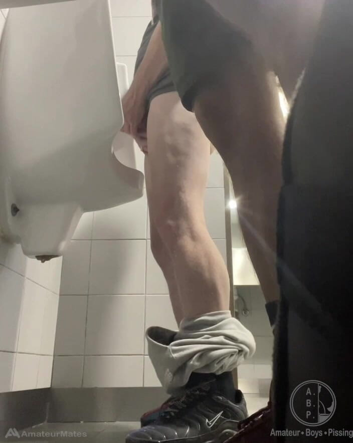 AmateurBoysPissing: 2 паренька в кроссовках развлекаются в общественном туалете с писсуаром