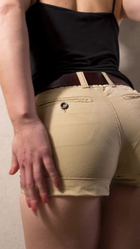 Teen teen-amateurin in engen shorts neckt ihre sichtbare höschen-linie