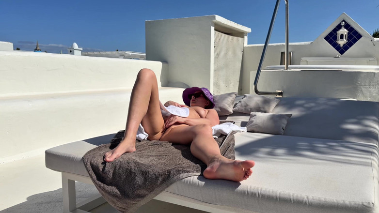 Emma Voyeur: Toit Nu - Masturbation À L’extérieur
