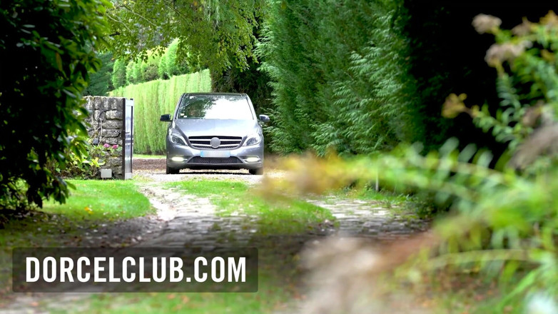 Dorcel Club: İri göğüslü hatun Anna Polina için grup titreşimi
