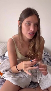 Donna Attraente Si Dipinge Le Unghie