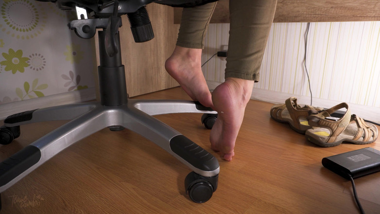 Teasecombo 4K: Amo sus pies en sandalias gastadas debajo de la mesa