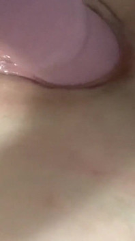 Fată dulce în plasă care folosește un vibrator pentru a-și fute pizda