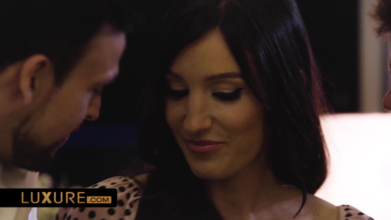 Luxure: 펜트하우스에서 트리오에 초대된 Bella Tina
