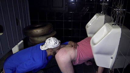 MALIK THE ARAB FUCKER XXL: 在公共厕所被tahar无鞍性交