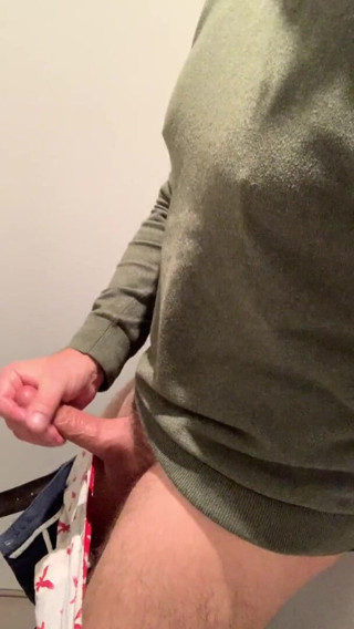 TJenner: Horny, so I jerk-off in the airport bathroom