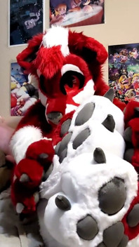 Honění a ukazování footpaws v kombinéze s celým tělem