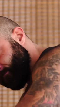 Bearfilms - ursul Atlas Grant îl fute fără prezervativ pe fundul pervers al lui Alex Hawk