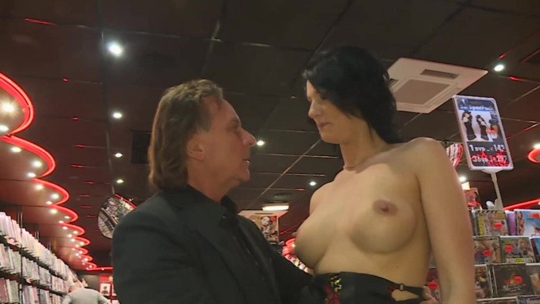 Deutschland porn: Une brune amateur se fait sucer par un mec dans...