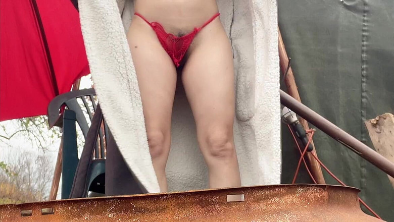 sweethanajapanese: Pissing figa Hana sexy in film aria fredda video piscio...