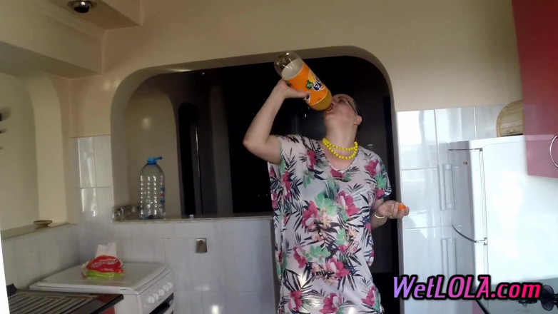 Wet Lola: ผู้หญิงวัยกลางคนฉี่พุ่งมหาศาลลงพื้นห้องครัว