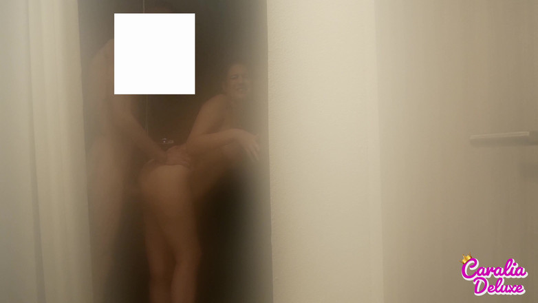 Caralia Deluxe: Rumskamraten visar sig vara en bordellägare!