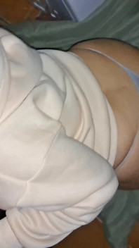 Soție latino sexy în șosete albe mănâncă sperma vecinului