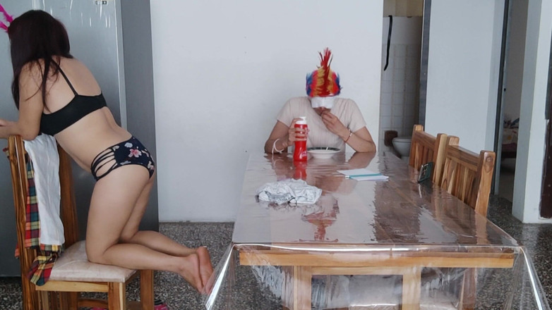 NEGRITA SEXY: 我毫不羞耻！我在一个老男人面前自慰，戴着眼睛