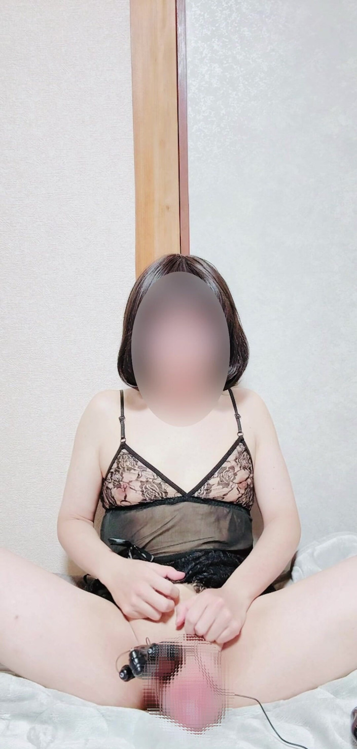 Madoka: La masturbación con vibrador de un ladyboy