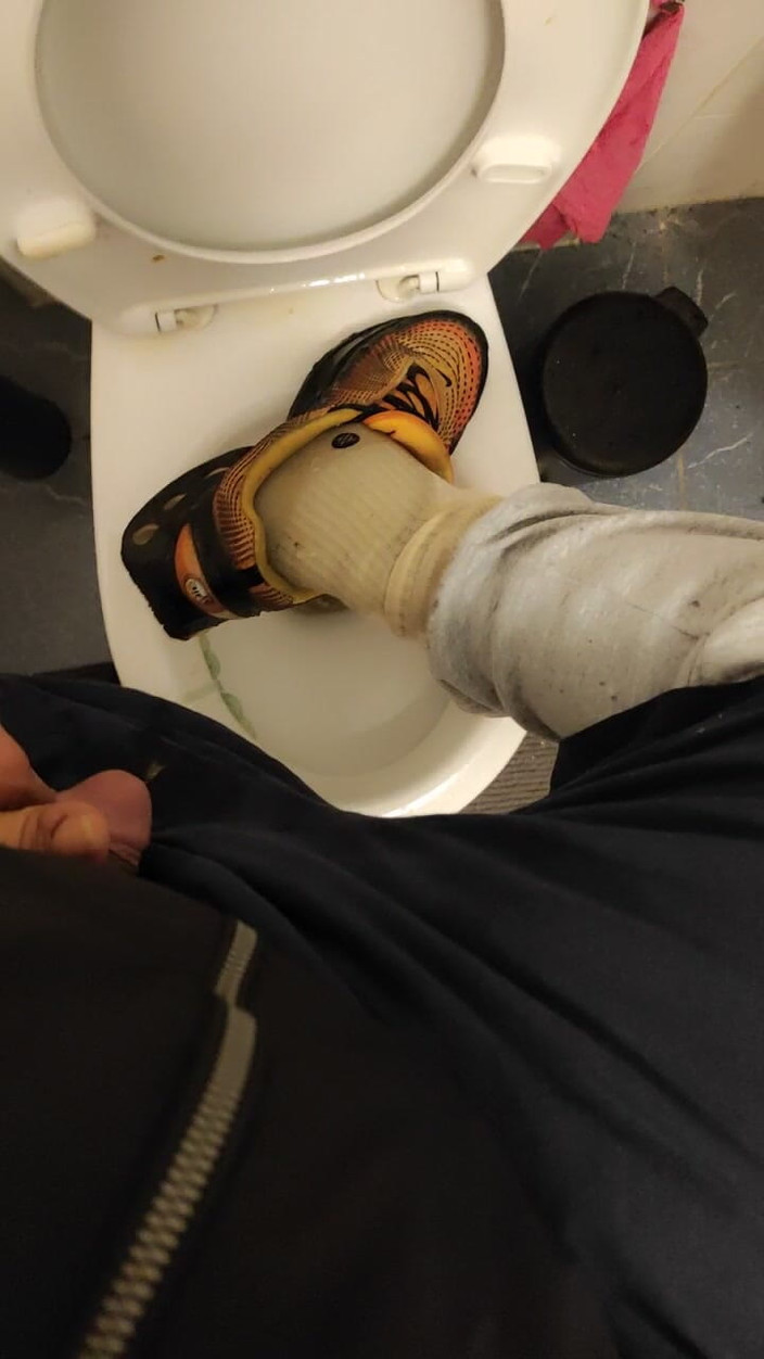 SmokedAlloy2: Dirtyjunkbro di tandas penuh dengan kencing, smelly socks dan kasut...