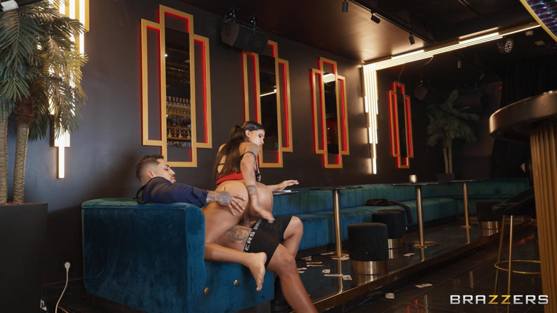 BRAZZERS: Une danseuse privée se fait huiler