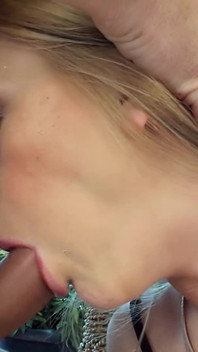 Heißer analsex, der den perfekten arsch eines vollbusigen blonden ungarischen mädchens fickt