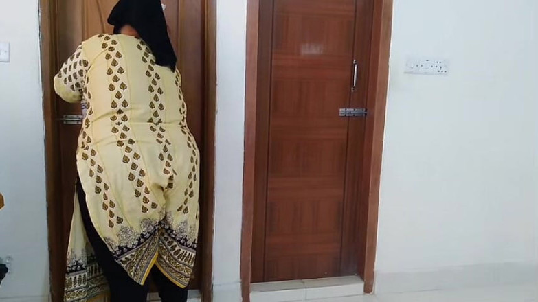 Aria Mia: Панджабі гаряча покоївка прибирає мою кімнату, потім я даю їй анальний трах, тому що моєї дружини сьогодні немає вдома