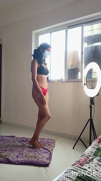 Indiancă Bhabhi Sexy Shivani face sex în direct și masturbare cu soțul.
