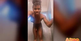 AJ180: Una Muñeca Y Su Consolador Caminando Desnudo En Una Casa ...