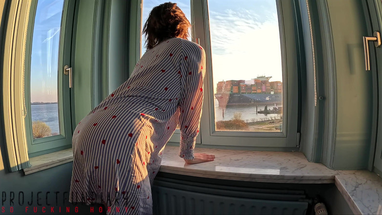 Projectsexdiary: Gadis melengkung di sebelah memiliki seks jendela berisiko bertelanjang kaki,...