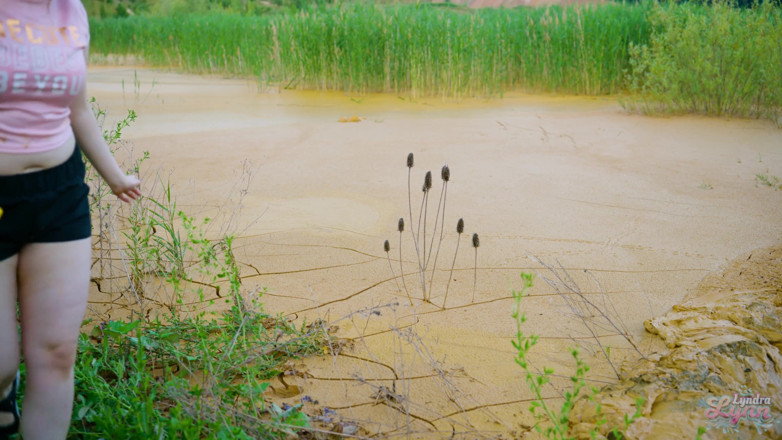 Lyndra Lynn: Orgasm in lake of mud