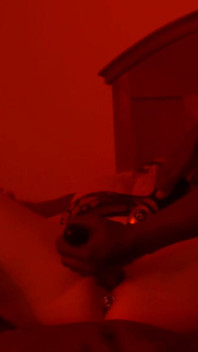 Los trozos de juego follan bajo la luz roja