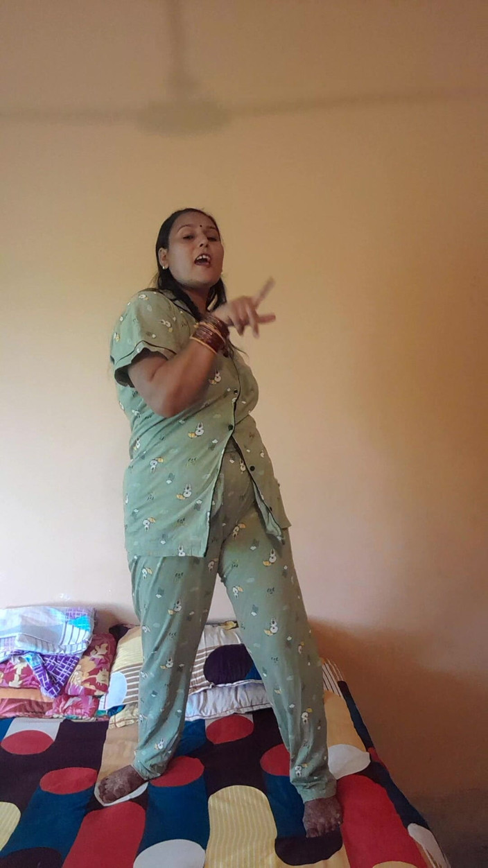 Puja555: 德西女孩在床上跳舞