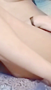 Intenso orgasmo matutino de una deliciosa estudiante antes de prepararse para la universidad