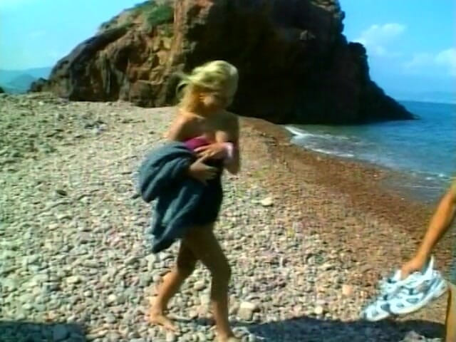 European Classics: Belleza rubia se está follando analmente al aire libre cerca...