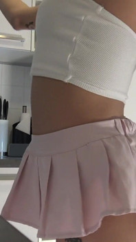 무릎 위에 양말을 신은 짧은 핑크 미니 스커트와 팬티가 면도한 보지를 플래시하기 위해 속옷을 벗는 것은 시작에 불과합니다.