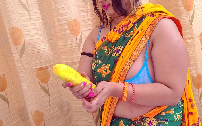 Naughty_Friends: मेरी असंतुष्ट पड़ोसन बड़े खीरे से खुद को चोदती है।