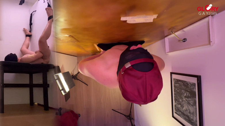 GLORYHOLEGAYS: Nadržený sladký kluk je šukán nahý a hluboko v českém gloryhole s...