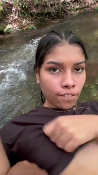 Je me masturbe pendant qu’une inconnue latina me regarde et je finit par la baiser très fort jusqu’à ce qu’elle donne un gros squirt