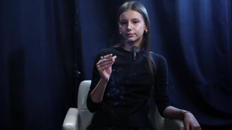 Russian Smokers: Młoda dziewczyna pali solo w spokojnym studio z powolnym wydechem