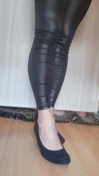 Legging Kulit Faux Hitam dan Sepatu Hak Tinggi