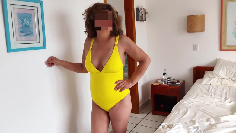 Ardientes69: På Stranden, Efter Mycket Insisterande, Låter Min Styvmor Mig Komma...