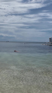 Relaxace konečníku v měkké slané oceánské vodě před análním sexem na kuchyňském stole