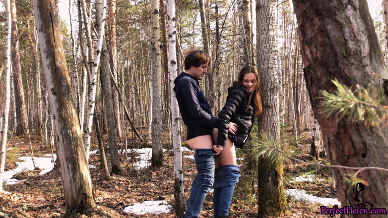 PerfectHelen: Studentka kouří a šuká s fotografem v lese