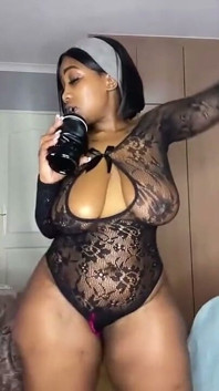 뚱뚱한 후장 비 스트립쇼와 딜도 빨기