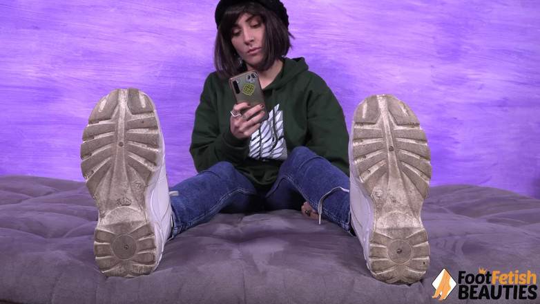 Foot Fetish HD: Aradia super caliente se quita los calcetines y hace alarde...