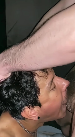 deepthroatec: 무릎 꿇고 주인님을 기쁘게 하네