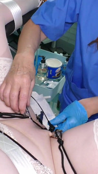 Lisa Essex e amante Jane Medical fetiche electro play