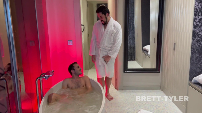 Brett Tyler: Il giovane gay caldo è scopato senza preservativo fino a quando...