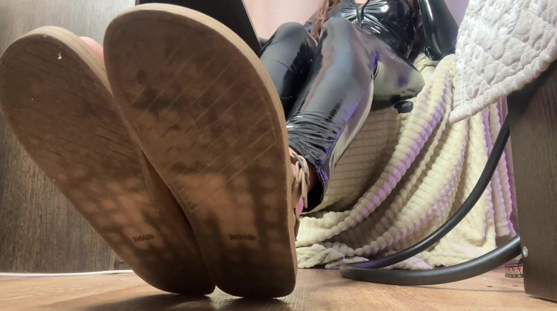 Skinny_lady69: Rengör min sandalslyna